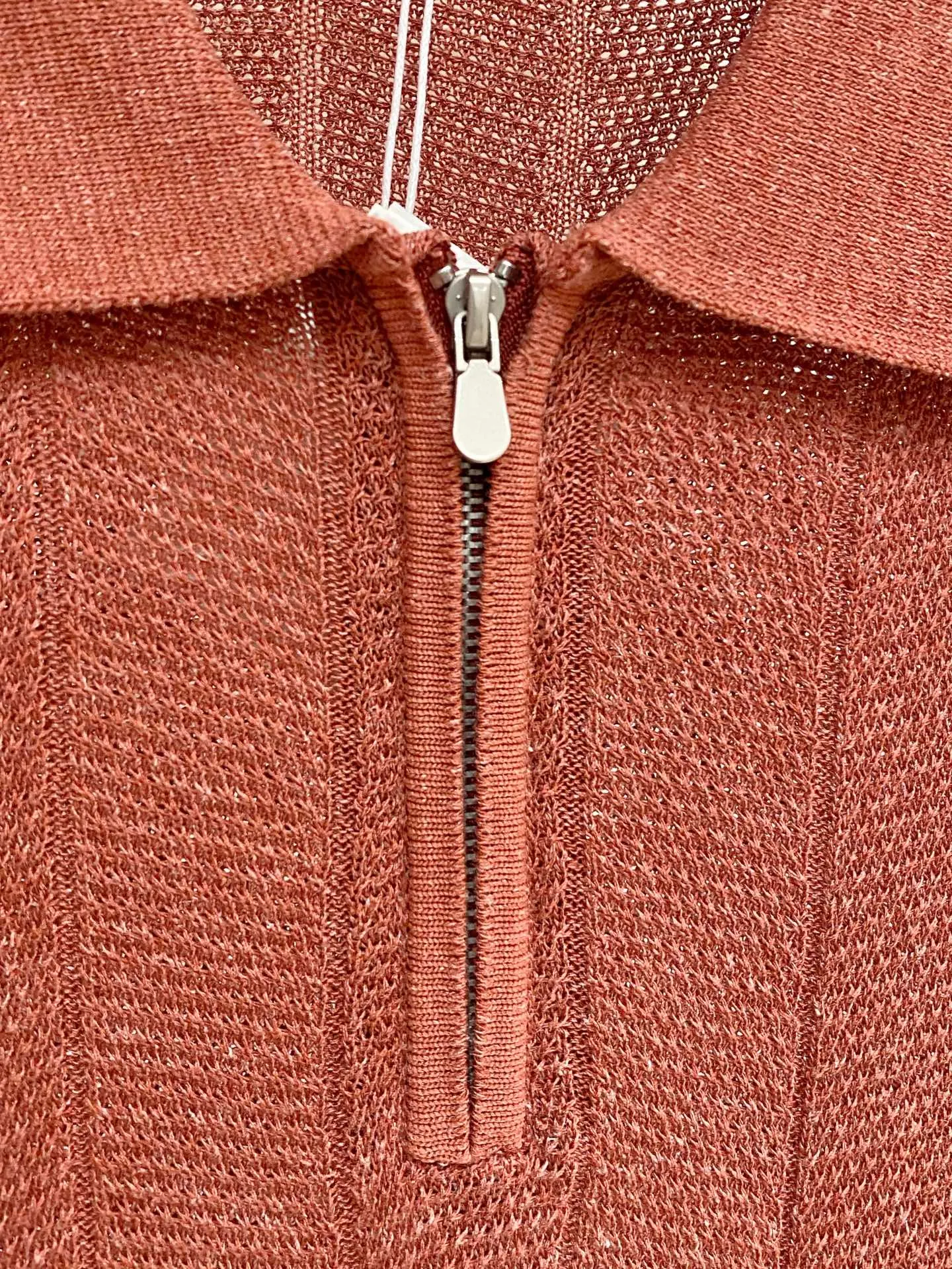 Brunello Cucinelli vertical stripe texture half-zip lapel knitted Polo short-sleeved fabric: BC's iconic Premium knitting material is used, and the brand's homologous high-count flower-spun yarn is selected to weave a regular vertical pit texture. After multiple biological softening processes, it feels soft and delicate, has outstanding skin-friendliness, and has no skin-pricking feeling on the upper body; The vertical weave creates dense breathable cavities, which are excellent in ventilation and perspiration in spring and summer, and are not easy to stick to the body during hot and hot periods. The fabric presents the iconic soft matte matte texture, with restrained and high-grade luster. The yarn has strong stability, resists pilling and is not easy to loose and deform when worn in daily wear. It can still maintain a smooth and delicate appearance after long-term wear. Style and details: Re-engraved Classic crisp small lapel, with built-in shaping technology in the collar, it is not easy to curl and collapse after frequent washing and care, neatly modifying the neck line; The placket is equipped with a brand-style small and exquisite half zipper, with excellent pulling smoothness, and the collar opening and closing can be adjusted independently, suitable for rigorous commuting and relaxed and casual wear. Pay attention to the right shoulder tailoring to optimize the direction of the shoulder line, and properly improve the problems of shoulder slipping and shoulder width imbalance; the vertical grooves of the body can visually lengthen the body shape and weaken the fat on the waist and abdomen, and the pattern margin is properly controlled, which will not be tight and restrictive, and there is no problem of drag and bloat; the cuffs and hem are edged with fine ribs, and the wiring adopts low-key and precise workmanship, making it difficult to shift during movement; The entire piece follows the brand's simple design ideas, without any eye-catching exposed logo. It relies on the fabric texture and tailoring details to highlight high-level recognition, and is low-key and rich in texture. Color selection: Warm oatmeal, Retro brick orange, and calm olive green are three low-saturated colors suitable for Brunello Cucinelli's tonality. They can be used in many scenes such as commuting to work, short vacations, and daily light social interactions. Style positioning: Orthodox Italian light luxury and light business, urban old-money daily casual, elegant vacation wear. The tailoring is suitable for most regular body shapes. Wearing it alone can highlight the unique vertical texture of the fabric. Layering it with a light suit can also create a rich layering effect, easily creating a Classic Italian low-key luxury look. Sizes:M-3XL